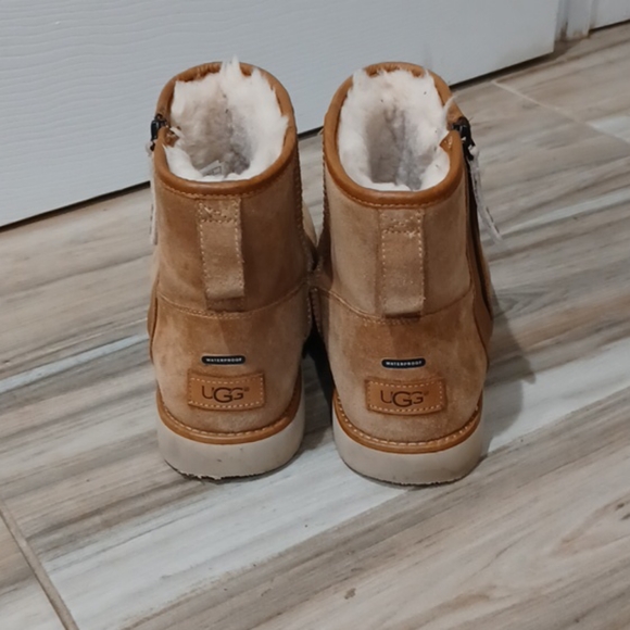 Ugg - Picture 3 of 5